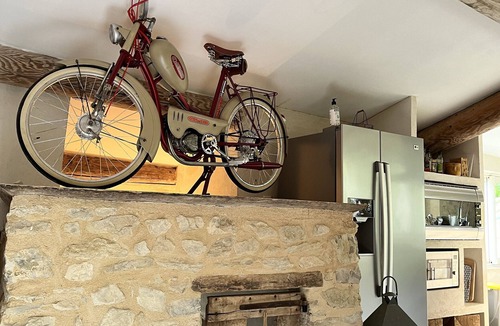 Savoillan House | Holiday Home 'Luxueuse Bergerie Pied Du Ventoux' with Mountain View, Shared Terrace and Wi-Fi