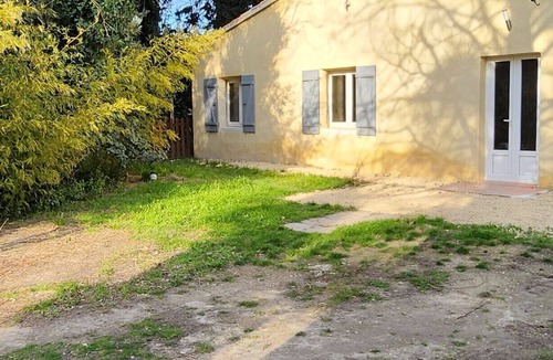 Le Thor House | Holiday Home 'Maisonnette' with Private Terrace, Private Garden and Wi-Fi