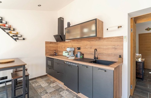 Le Barroux House | Holiday Home 'Mas De L'Acqueduc' with Shared Pool, Wi-Fi and Air Conditioning