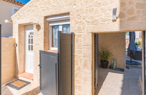 Miramas House | Holiday Home 'Paul Et Sophie' with Private Terrace and Wi-Fi