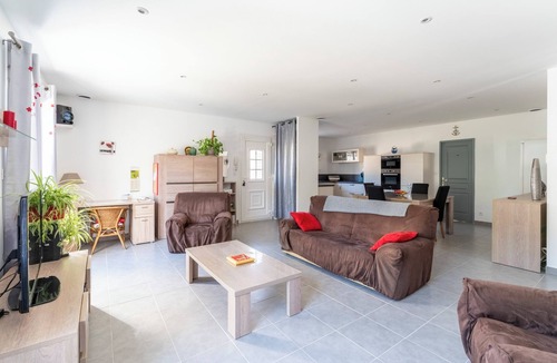 Sernhac House | Holiday Home 'Villa De Maithe' with Private Terrace, Wi-Fi and Air Conditioning