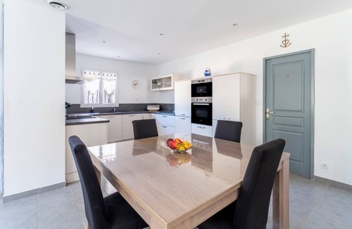 Sernhac House | Holiday Home 'Villa De Maithe' with Private Terrace, Wi-Fi and Air Conditioning