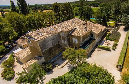 Colonzelle House | Holiday Home 'Voûte' with Shared Pool, Private Garden and Wi-Fi