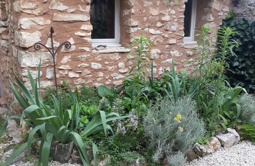 Rustrel Apartment | Holiday house with garden near the ocher