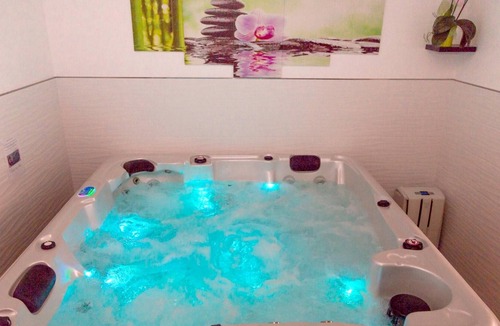 Plan-d'Aups-Sainte-Baume Apartment | Homerez - Appartement for 2 ppl. with swimming-pool, sauna, jacuzzi and spa