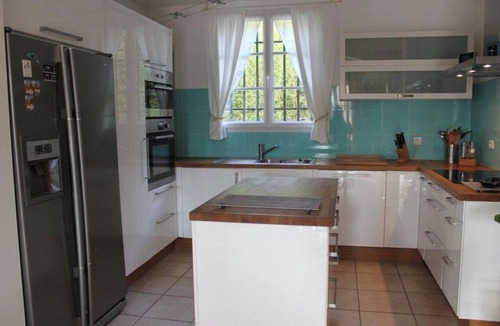 Villelaure Villa | Homerez - Elegant Villa in Villelaure + Shared Pool
