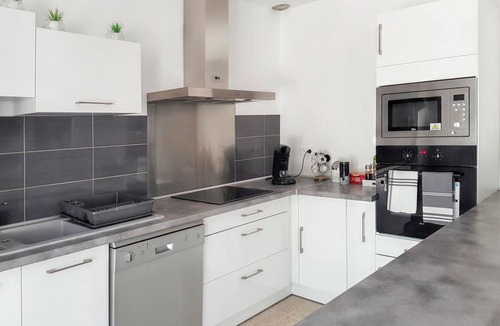 Monteux House | Homerez - House in Monteux with garden