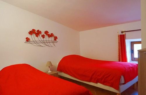 Simiane-la-Rotonde House | Homerez - Nice house for 4 ppl. with shared pool, sauna, jacuzzi and terrace
