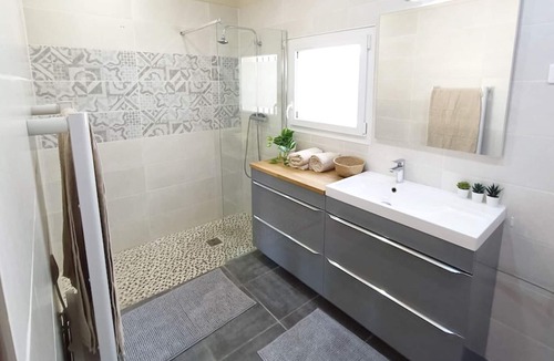 Pelissanne House | Homerez - Spacious house for 8 ppl. with garden and terrace at Pélissanne