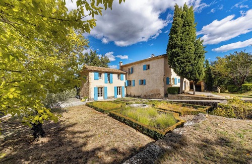 Saignon Villa | Homerez - Spacious Villa with Garden in Saignon