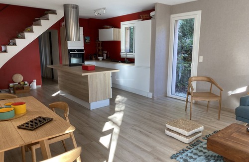 La Londe-les-Maures Villa | House for 7 with swimming pool in a green setting. Golf course 5 minutes away, beaches 15 minutes.