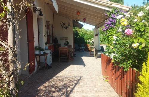 Entraigues-sur-la-Sorgue Villa | House/Villa - Entraigues sur sorgue ,near Avignon,with flowers and trees