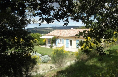 Seguret House | House on the hills of Provence overlooking vineyards .