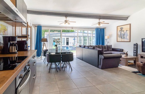 Caumont-sur-Durance House | House with heated swimming pool and jacuzzi “La castagne”
