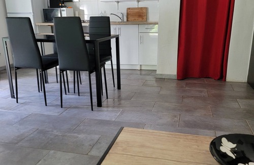 Gareoult House | House with garden