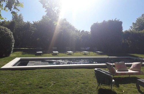 Entraigues-sur-la-Sorgue House | Ideal for Avignon festival Magnificent Mas with swimming pool and jacuzzi
