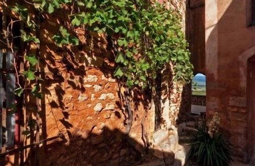 Roussillon House | In the heart of Roussillon Village
