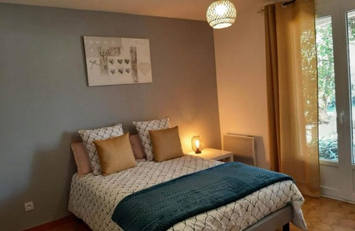Redessan Apartment | Independent apartment in the countryside + swimming pool, at the bottom of a detached house