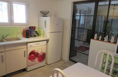 Saint-Saturnin-les-Avignon House | Independent apartment, quiet hill with pool