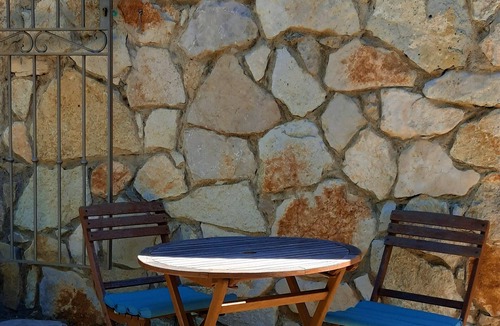 Aups Bed & Breakfast | Independent bedroom in character house 1 km from the village of Aups