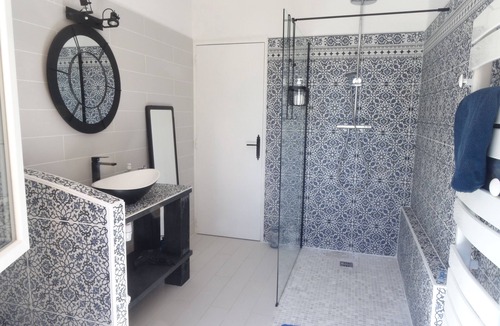 La Roquebrussanne House | Indigo room, great guesthouse, quiet holidays in Provence, 35 mn from the sea