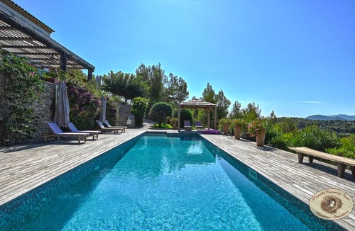 Ollioules House | Indonesian charm property with heated pool and sea views