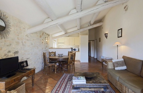Bonnieux Apartment | JDV Holidays-The Old Gendarmerie, Bonnieux, 2 bedrooms, shared pool, great views