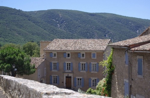 Bonnieux Apartment | JDV Holidays-The Old Gendarmerie, Bonnieux, 2 bedrooms, shared pool, great views