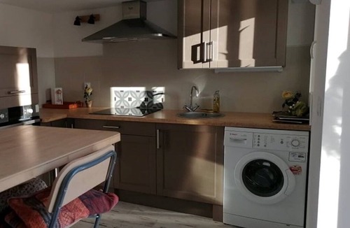 Gemenos Apartment | Joli T1 au Calme, Entre Collines et Littoral; Idéal Pour Explorer la Région!
