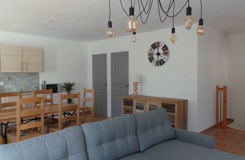 Sablet House | Jolie Maison Avec Jardin et Piscine Privée