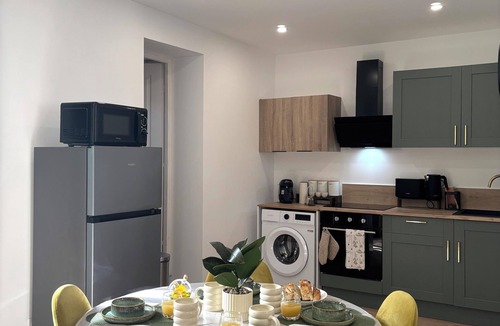 Faubourg Apartment | L'Écrin Vert - Spacious, terrace & walking center