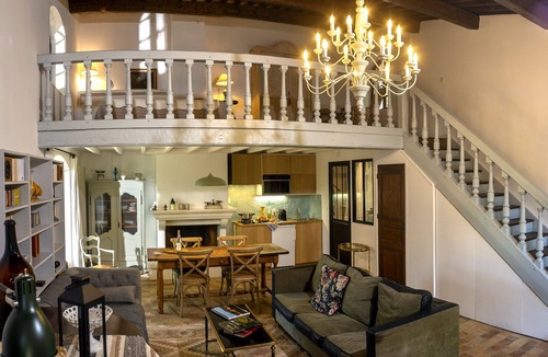 Cucuron House | L'Atelier, with its century-old oak trees and panoramic view of the Luberon region
