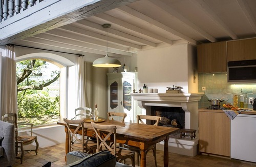 Cucuron House | L'Atelier, with its century-old oak trees and panoramic view of the Luberon region