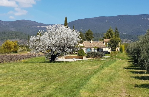 Cucuron Apartment | La Bastide des Vasses/Le loft - Romantic hideaway (3 pax maximum)