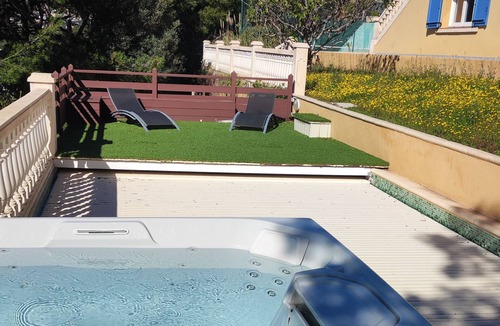 Toulon Bed & Breakfast | LA MAISON BLEUE, 2 rooms with kitchenette + pool, spa, tennis, pétanque