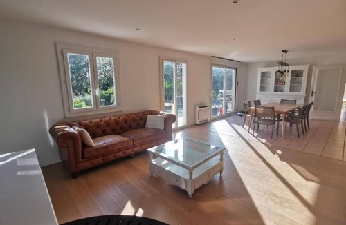 Velleron House | La Maison Dans la Colline