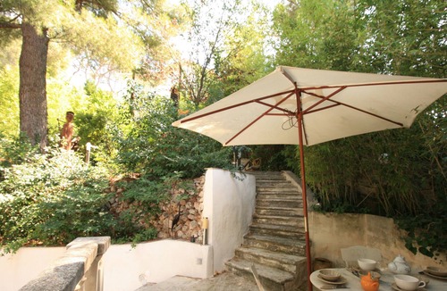 La Panouse House | La Panouse Petite Maison in its green setting