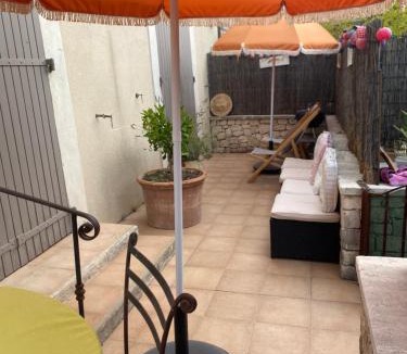 Saint-Saturnin-les-Avignon Bed & Breakfast | La Papaline de Caroline
