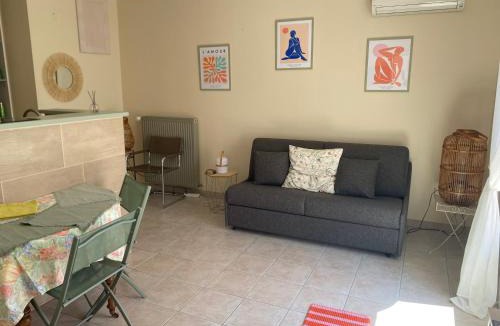 Saint-Saturnin-les-Avignon Bed & Breakfast | La Papaline de Caroline