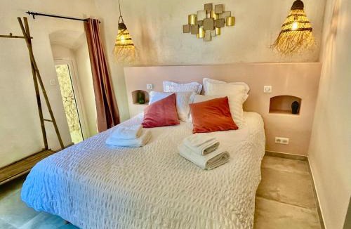 Saint-Antonin-du-Var Bed & Breakfast | La Parenthèse du Var - Chambre d'hôtes petits déjeuners inclus et terrasse ombragée