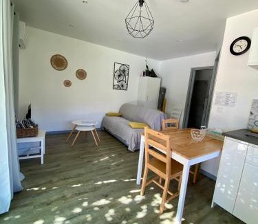 Robion House | La petite maison avec piscine face au Luberon