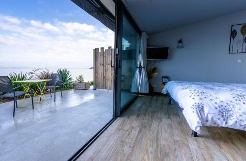 Istres House | La Suite Soleil Romantique & Balnéo