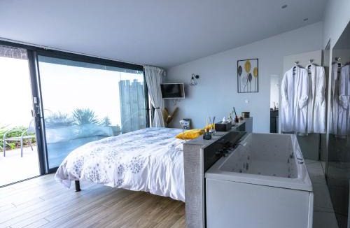 Istres House | La Suite Soleil Romantique & Balnéo