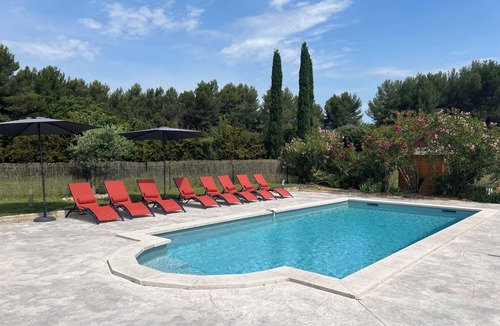 Gargas House | "La villa rouge Luberon" near Roussillon with view, air conditioning and heated pool