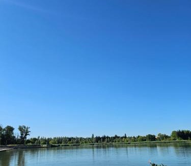 Monteux Apartment | Lakeside Provence - Appartement classé 4 étoiles, Vue sur le lac, Parking sous-sol, double clim