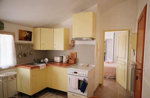 Montfavet Apartment | LaPetite Maison Abigail, Peaceful home in Avignon