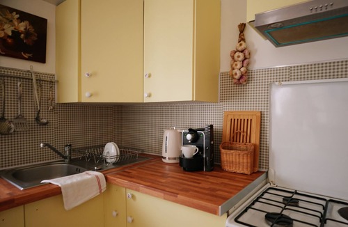 Montfavet Apartment | LaPetite Maison Abigail, Peaceful home in Avignon