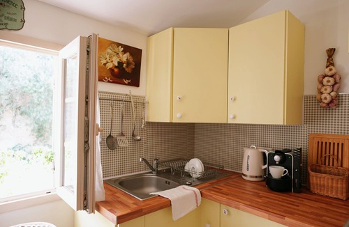 Montfavet Apartment | LaPetite Maison Abigail, Peaceful home in Avignon