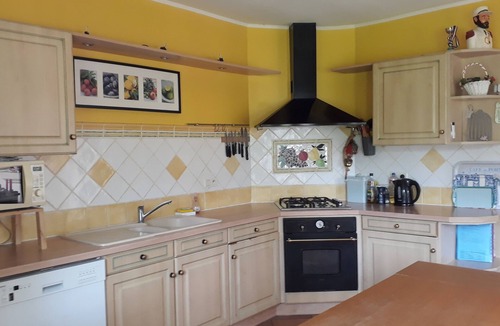 Orange House | Large house with 5 bedrooms, sleeps 10 and 1 baby bed