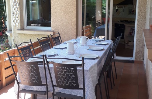 Orange House | Large house with 5 bedrooms, sleeps 10 and 1 baby bed